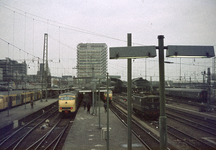 803778 Gezicht op de perrons van het N.S.-station Utrecht C.S. (Centraal Station, Stationsplein) te Utrecht, vanaf het ...